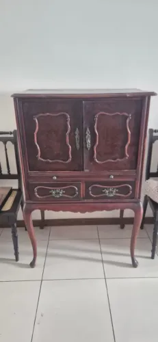 Bar Retrô, em estilo Inglês, interior espelhado, bandeja retrátil e gavetas.