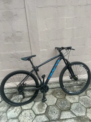 bicicleta Oggi Hacker Sport aro 29 preta e azul
