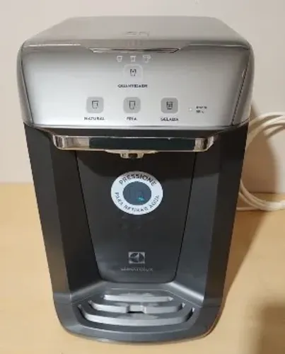 Purificador de água da Electrolux.