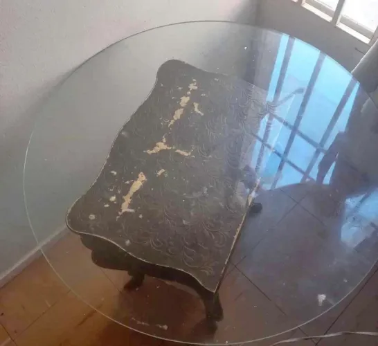 Vendo painel e mesa de vidro redonda sem cadeiras