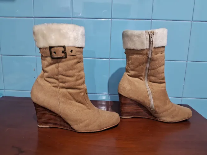 Bota feminina em camurça