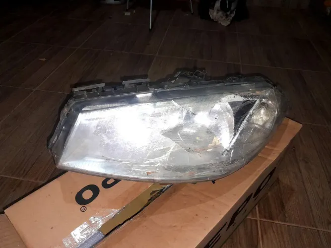 Faróis do megane usado, lado direito lente quebrada muito pouco 
