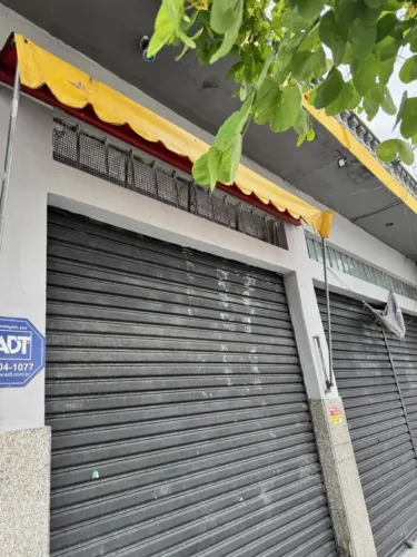 Toldo para cobertura e protecao de loja ou outros.