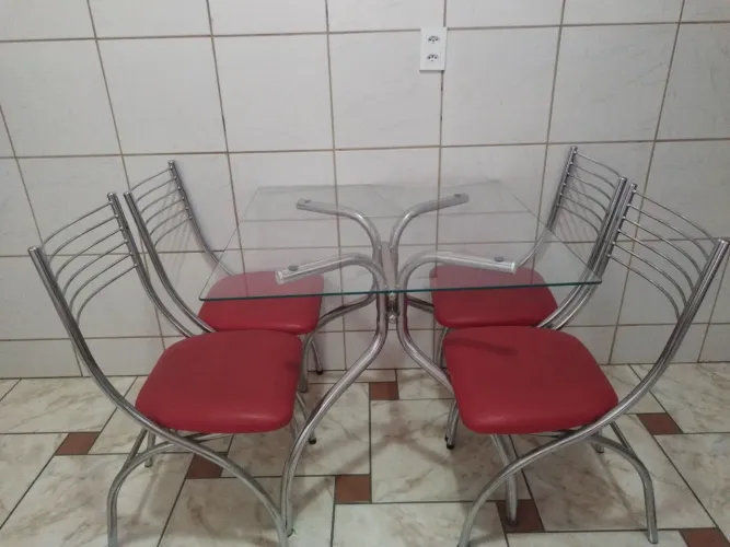 LINDA MESA COM 4 CADEIRAS