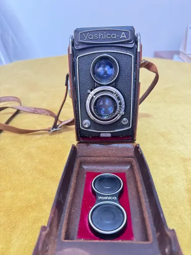 Câmera fotográfica vintage Yashica-A tipo Twin Lens Reflex (TLR)