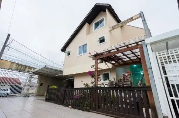 Sobrado Triplex em Condomínio Fechado | 4 Quartos, Suíte e Espaço Gourmet no Uberaba