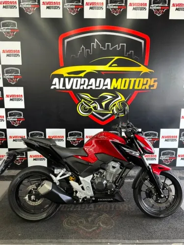 twister 300 2025 1.622 km apenas. Já emplacada e à pronta entrega
