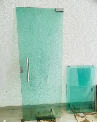 Porta de vidro 2,08 metros, 70,75 largura e uma janela com 2 peças