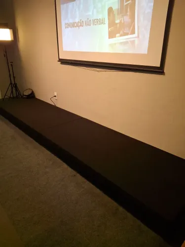 Palco em carpete 2 divisões