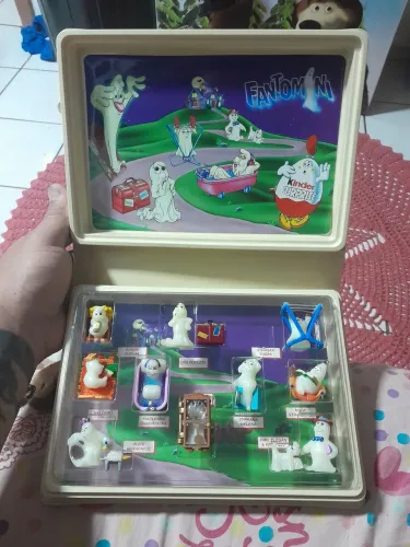 Vendo coleção fantasmini kinder ovo com a maleta diorama original peça rara de achar.