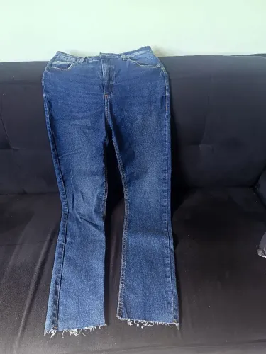 Calça jeans feminina, cintura alta.