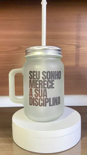Caneca com canudo personalizada