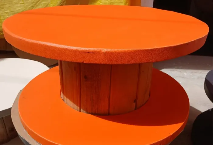 Carretel de madeira coberto com vinil