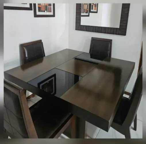 Mesa de madeira maciça com 4 cadeiras em couro