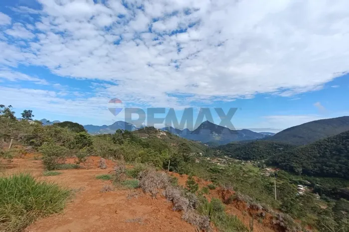 Sinta o Topo do Mundo: Seu Refúgio dos Sonhos em Teresópolis com Vista Deslumbrante - Alto