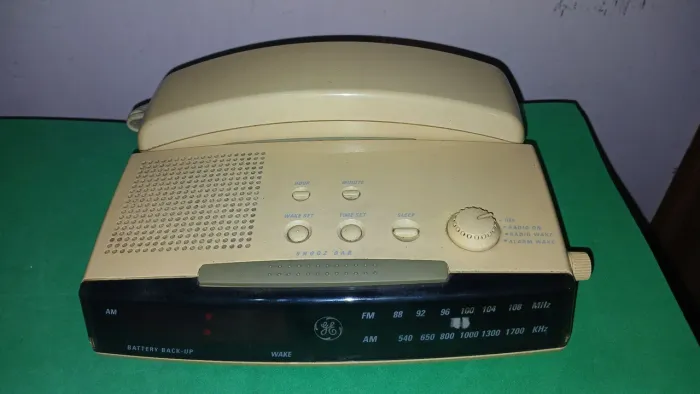 Radio Relógio GE com telefone. 