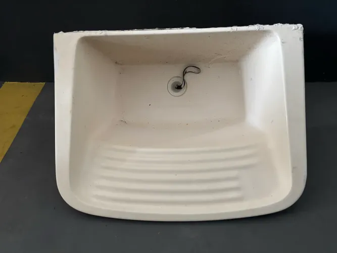 Tanque pequeno de cerâmica branco
