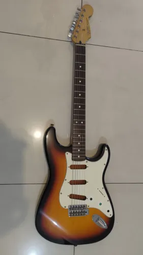 Guitarra Fender Stratocaster de 1996.