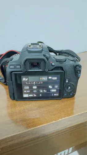 Câmera Canon SL3 em ótimo estado!