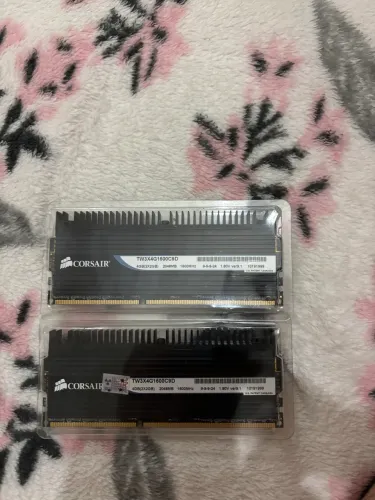 kit de memória RAM Corsair Dominator DDR3 de 4GB (2x2GB) operando a 1600MHz