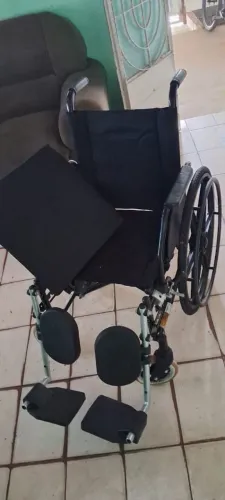 Cadeira de rodas, NOVA( NUNCA USADA), por 900,00 reais para vender rápido.