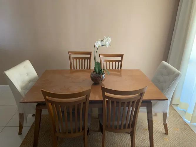 Mesa belíssima com cadeiras