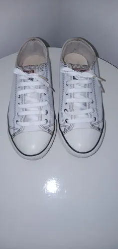 Tênis Converse All Star ( modelo: Chuck Taylor) Em couro legítimo. Tam.32. / Usado.U