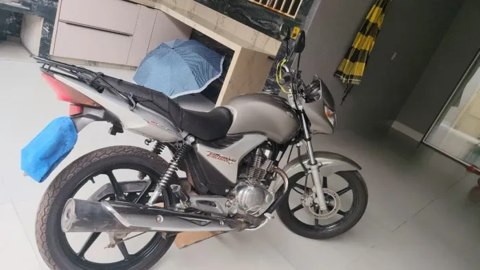 Moto CG 150 prata em dias so transferir.