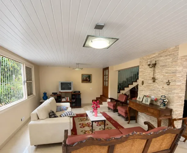 Sítio com 3 casas, piscina e pomar - 3.635 m² em Paty do Alferes