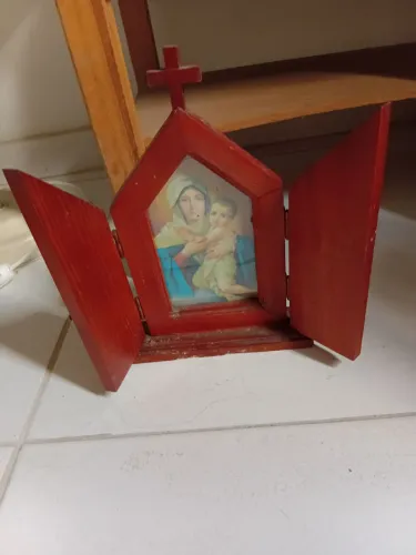 Capelinha oratório mãe rainha em madeira.