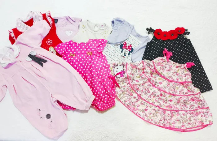Lote de roupas de bebê 4 a 9 meses com Hello Kitty e sandália entre outras originais