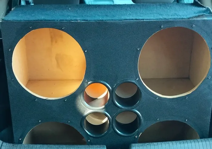 Vendo caixa de som vazia (sem os alto-falantes).