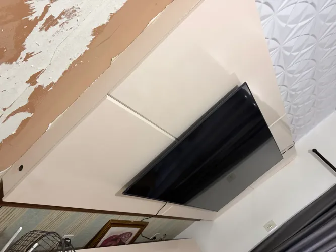 Painel de TV laca off white medindo 1,20 x 2,40 de comprimento.