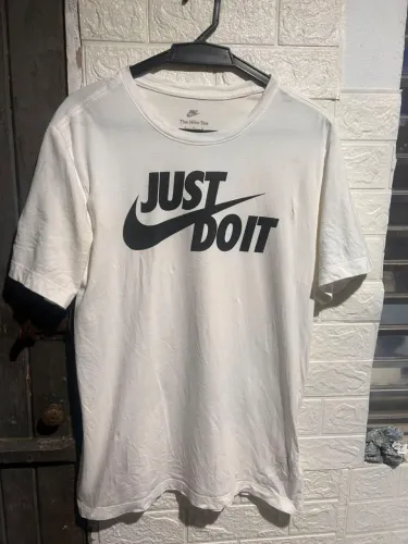 Camiseta da Nike, duas por 100