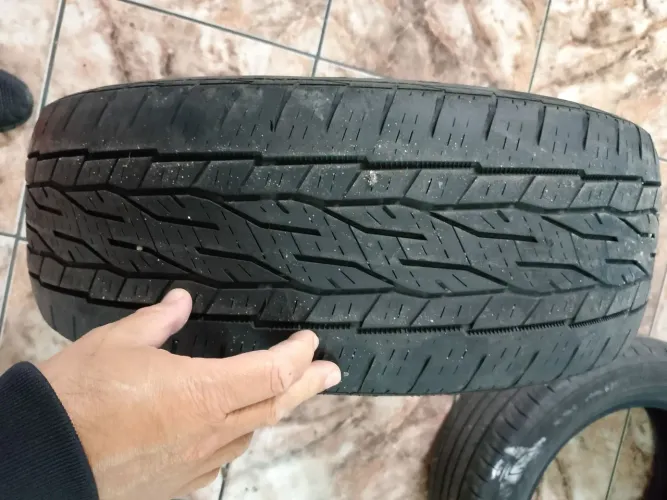 Pneu CONTINENTAL 215/60/17<br>215/60/17. 96H<br><br>Valor 150,00