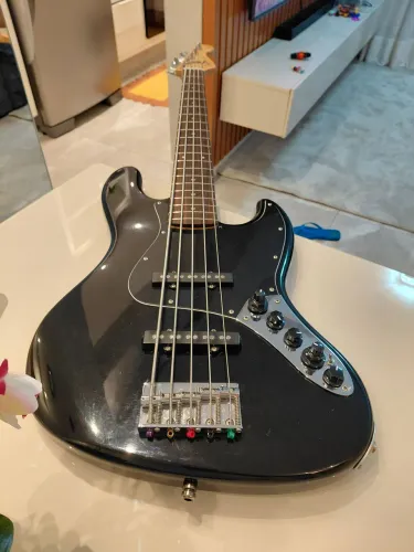 Baixo squier jazz bass 5 cordas