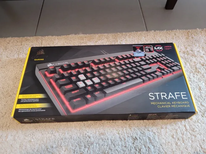 Teclado Gamer Gaming Corsair STRAFE Mecânico Cherry MX Red, CH-9000088-BR