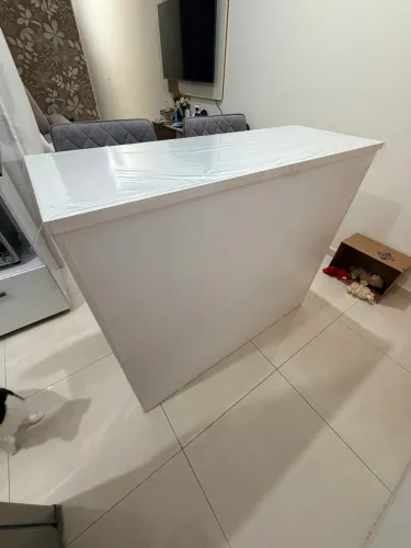 Bancada / Ilha para Cozinha Branca com 3 Banquetas Altas Cinza