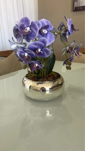 ARRANJO DE ORQUÍDEA QUATRO HASTES DE SILICONE NO VASO DE VIDRO ESPELHADO