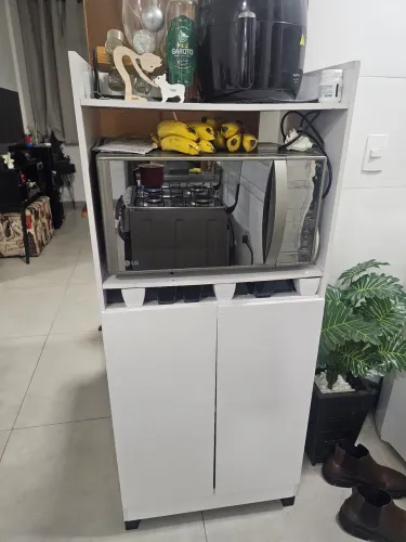 Armário multiuso em MDF branco, ideal para cozinha, micro-ondas, air fryer e organização.