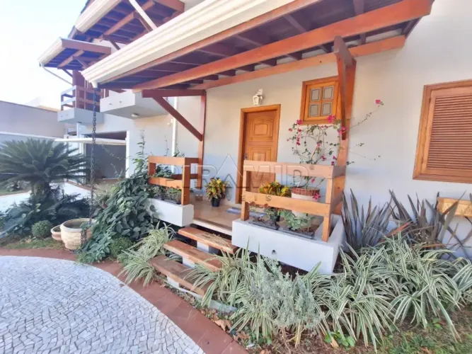 Sobrado alto padrão com 301,76m², bairro Jardim Canadá, Zona Sul em Ribeirão Preto/SP.