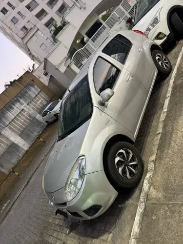 Renault Sandero Authentique Hi-flex 1.0 16V 5P 2012