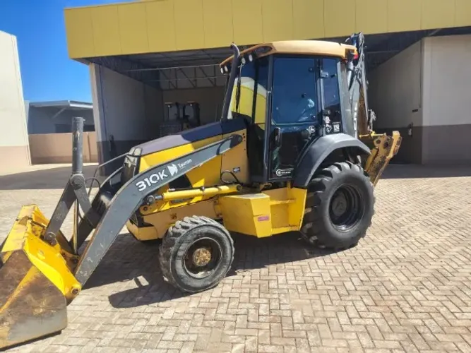 Retro escavadeira John Deere 310K ano 2014, 4x4. 5600 horas. Cabine fechada com ar