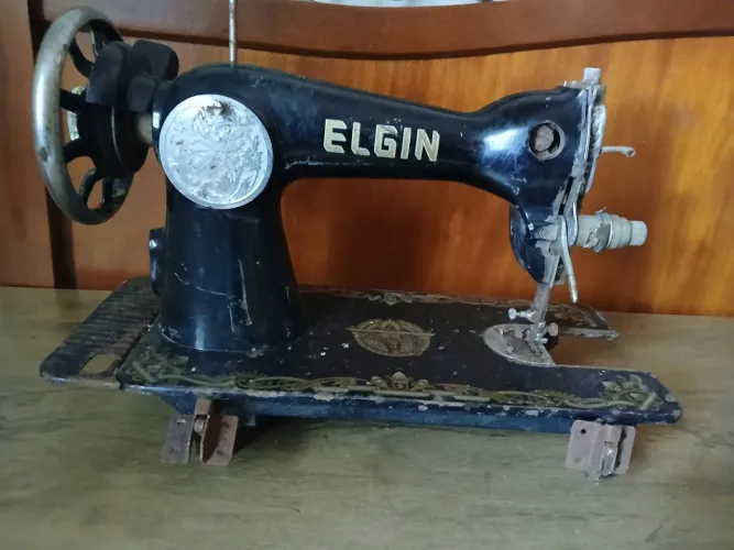 Máquina de costura Elgin para enfeite ou restaurar !!