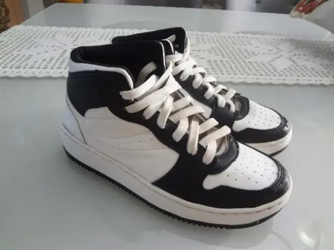 Tênis Cano Alto Preto e Branco Estilo Streetwear - Conservado e Muito Bonito