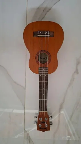 Okulele semi novo