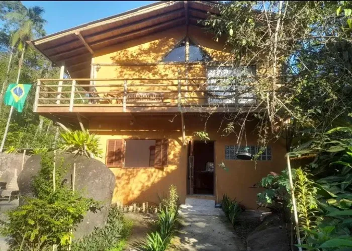 Chácara de 1650 m2, 3 casas, área gourmet, riacho e piscina natural, garagem 7 carros.