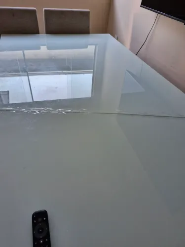 Vendendo uma mesa com cinco cadeiras,   detalhe está com o vidro trincado mais  da pra tr