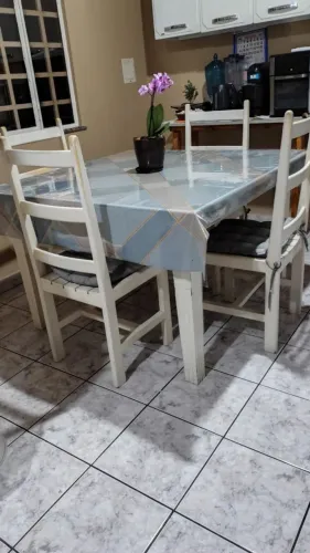 Jogo de mesa com cadeira em madeira