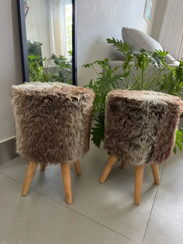 Banco Puff Peludo Marrom Pes De Madeira Impecave